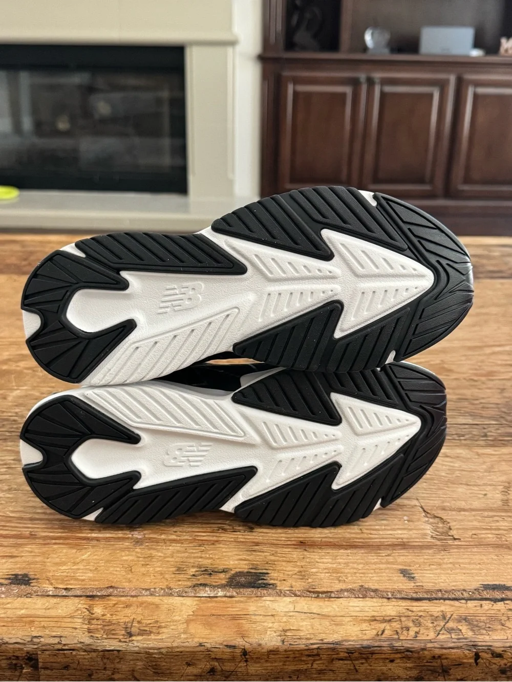 NWT New Balance Rave Run V2 Kids Sneakers Black White (Big Kids Size 6)